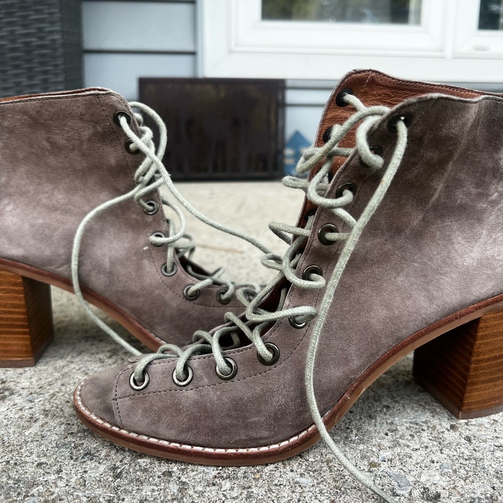 Jeffrey Campbell taupe/grey lace up booties; 8.5 exc condition